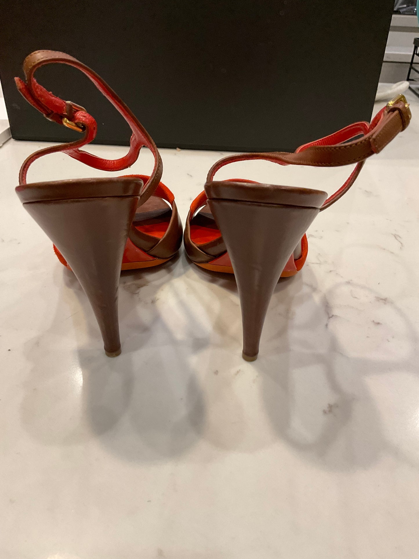 MIU MIU - Brown Leather/Red Suede Pump Size: 37.5 (Pre-Loved)